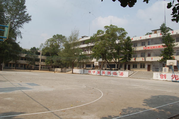 学校位于廉江市西北部——和寮镇中山大道1号.