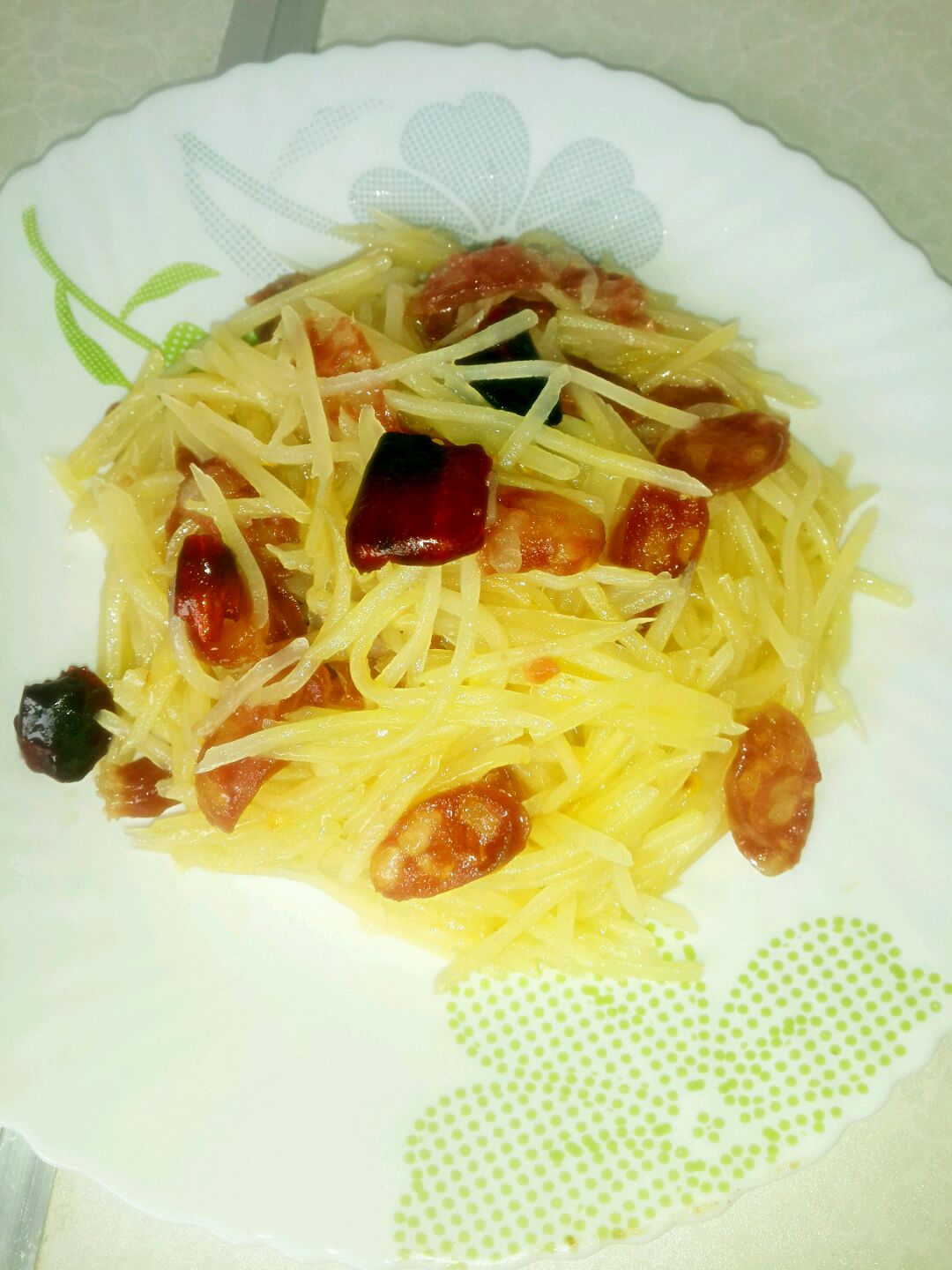  p>土豆丝炒香肠是一道简单的家常菜,制作原料主要有 a href="#" data