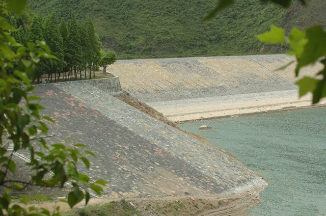 坝坡的选择与坝型,坝高,筑坝材料,坝基性质以及施工方法有关,一般参照
