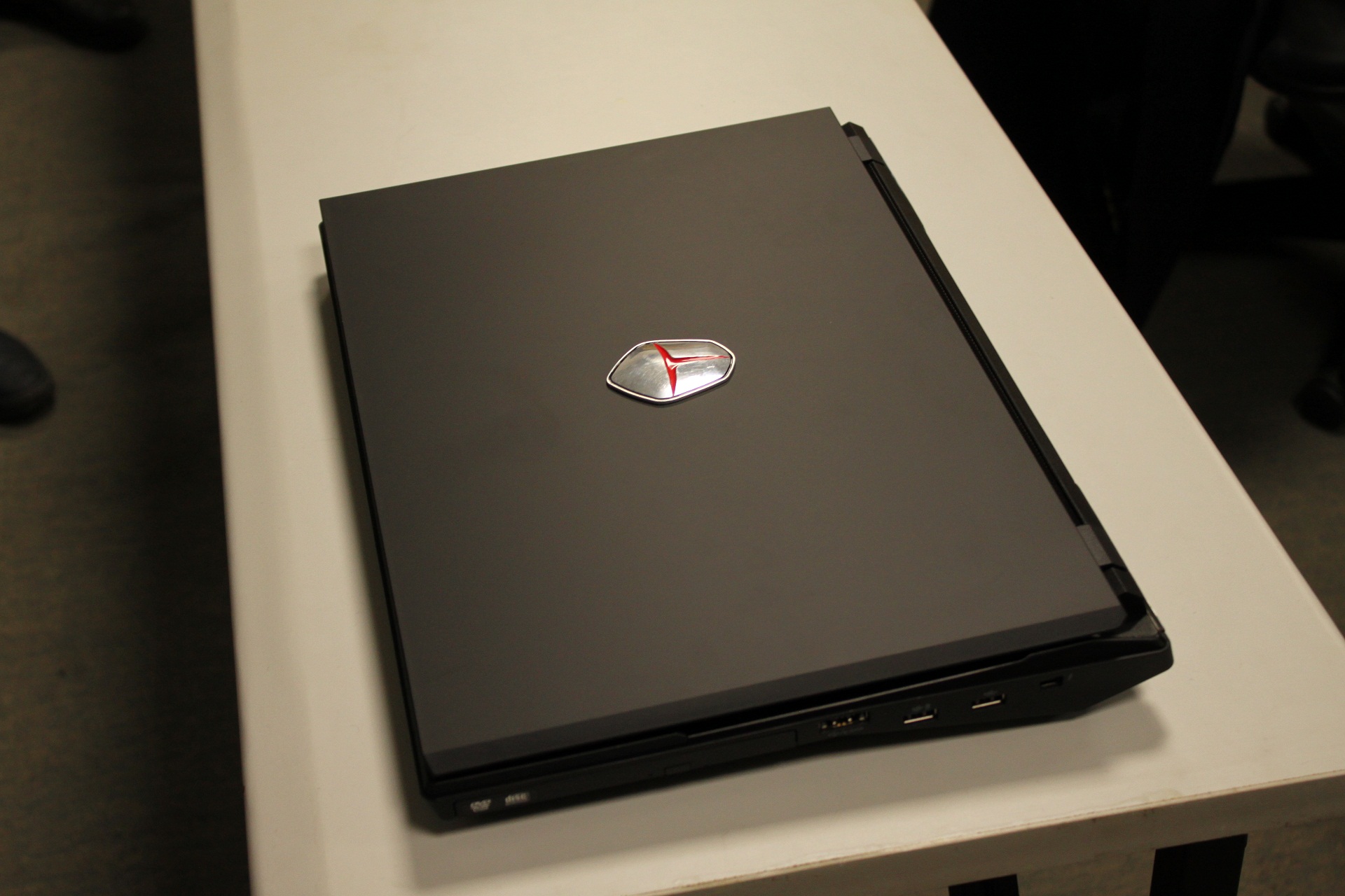 笔记本包装方面,雷神使用专业游戏本包装,对于重压,冲击具有很好的