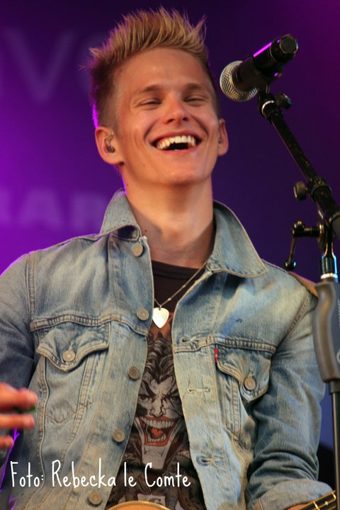  p>埃里克·格朗瓦尔,1987年12月3日出生于knivsta,瑞典歌手, a