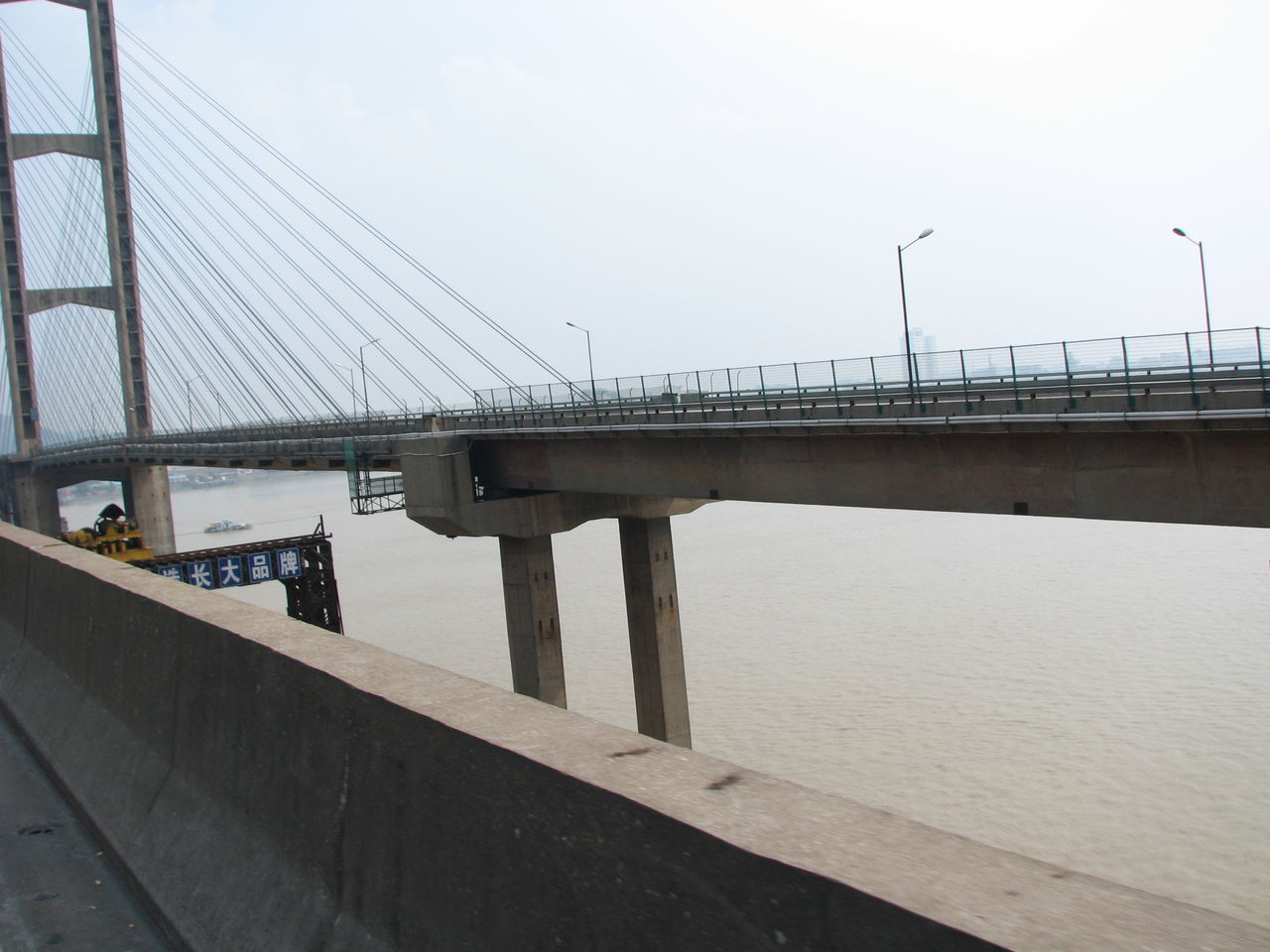  p>广东九江大桥是一座横跨中国 a href="#" data-lemmaid="32356">