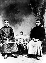1918年，朱德(左)和孙炳文在泸州