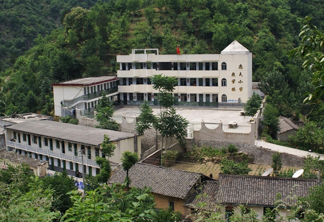  p>乐素河镇中心小学位于略阳县正南方26公里处的乐素河镇双集垭村,距