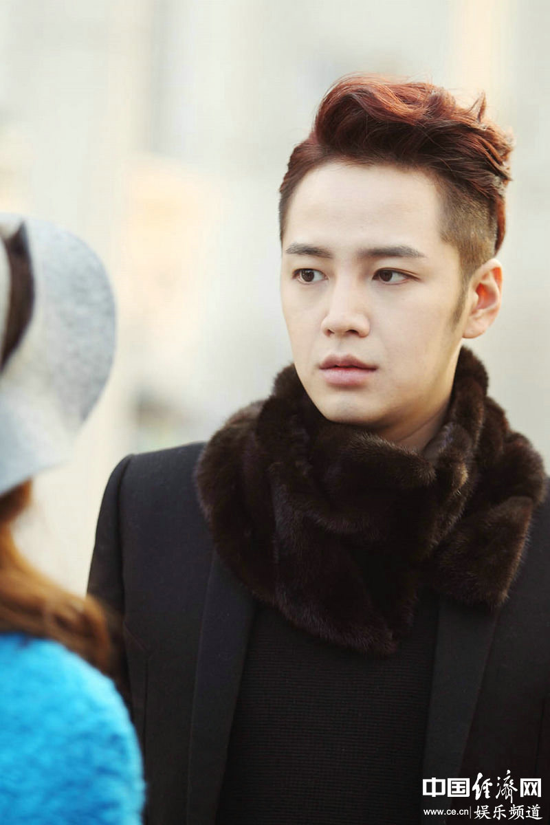 张根硕,1987年9月26日出生于韩国首尔,韩国男演员,歌手,主持人