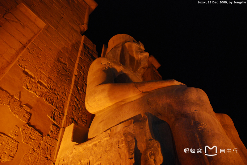  p> a target="_blank" href="/item/卢克索">卢克索 /a>神庙坐落在