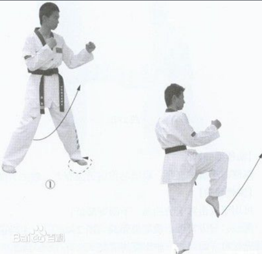  /p> p>动作要领为膝关节上提时大小腿折叠,动作规格为右脚向后蹬地.