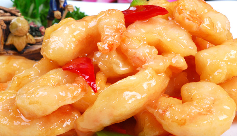 配以胡萝卜,熟笋,水发木耳等制成馅心,以豆腐衣包之,精工制作成明虾状