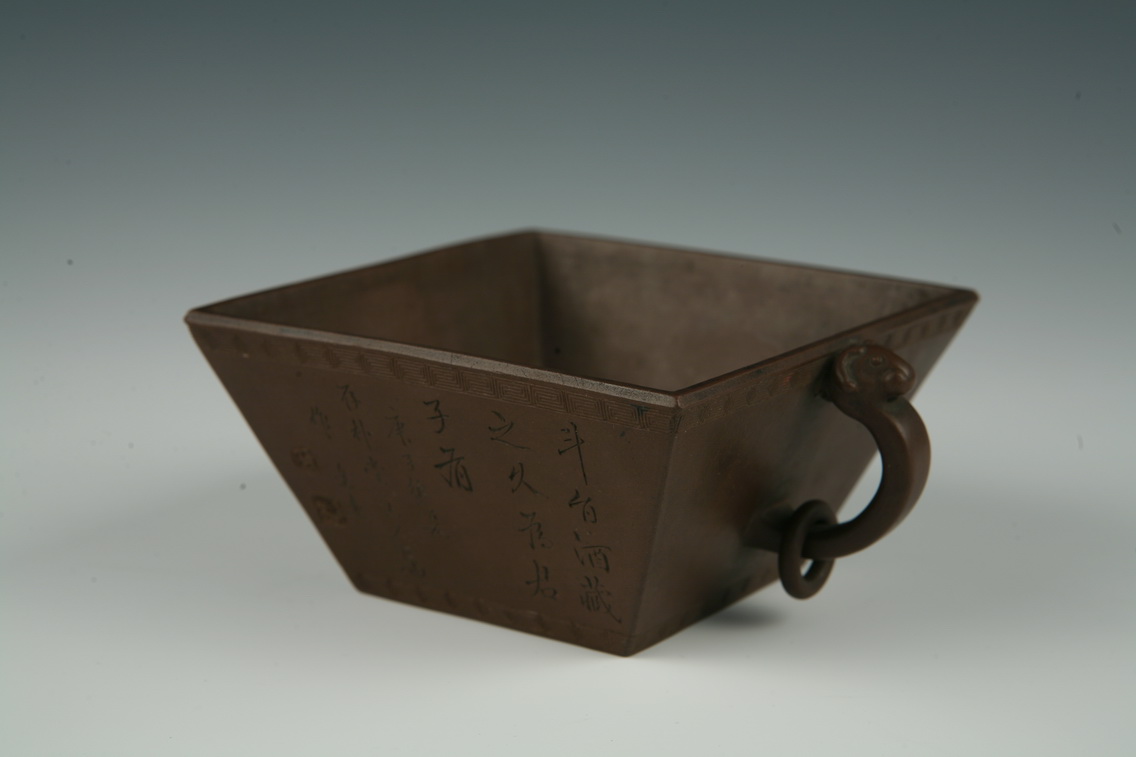  p>此展品为清代的工艺品,为酒器,形如方斗,器形规整.
