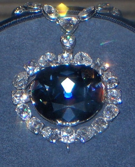  p>希望蓝钻石是历史上有名的"厄运之钻",首先出于1909年,总是伴随着