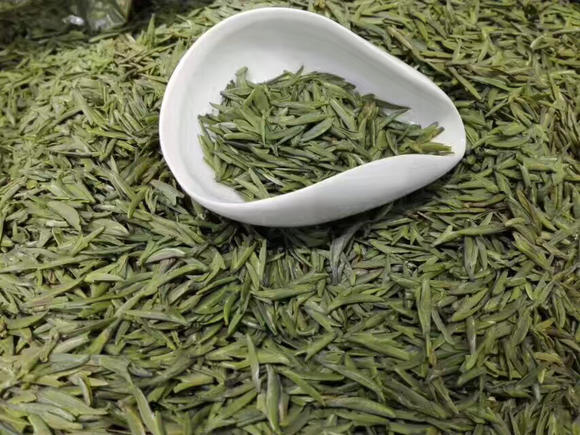  p>竹可心茶是草木间茶业生产的特色蜀茶绿茶,外形扁条,光滑,两头尖细