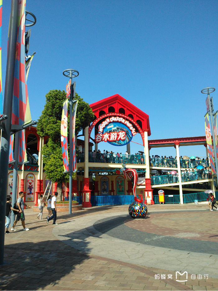 欢乐谷位于上海西南部的松江 a target="_blank" href="/item/佘山