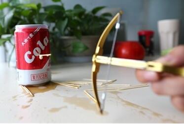  p>牙签弩,形同弓弩,又称牙签弹弓,牙签发射器,金属质地,巴掌大小