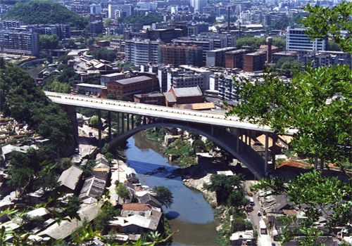 target="_blank" href="/item/贵阳">贵阳 /a>市水口寺街上,南至红岩