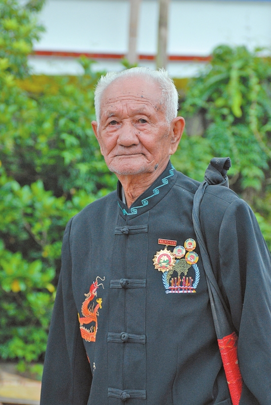  p>线诺坎,男,景颇族.