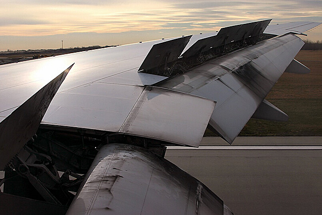 叫襟副翼,这是一种把 a target="_blank" href="/item/襟翼/6559167"