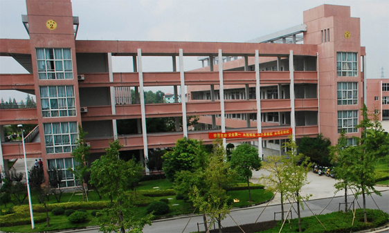  p>长兴金陵高级中学占地318亩,建筑面积八万多平方米,建有教学楼