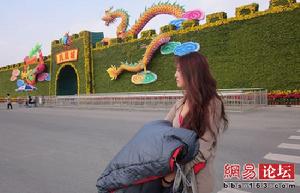  p>朱晓彤,女,生于1989年,80后美女穿低胸短裙扯帐篷征婚,引群众围观.