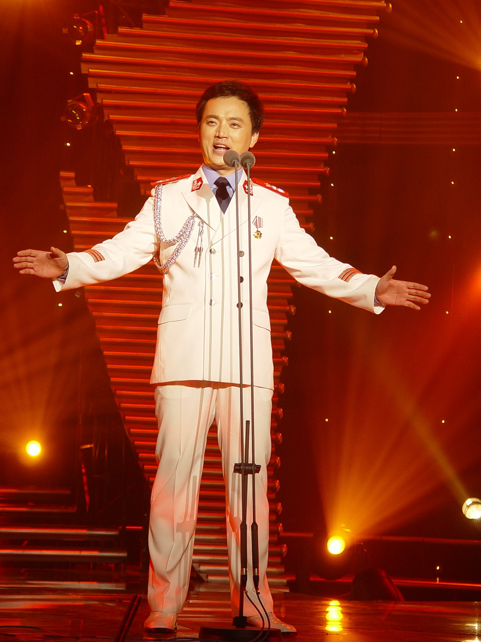 艺名咏峰,男,第二炮兵政治部歌舞团独唱演员,著名男高音歌唱家,山西省