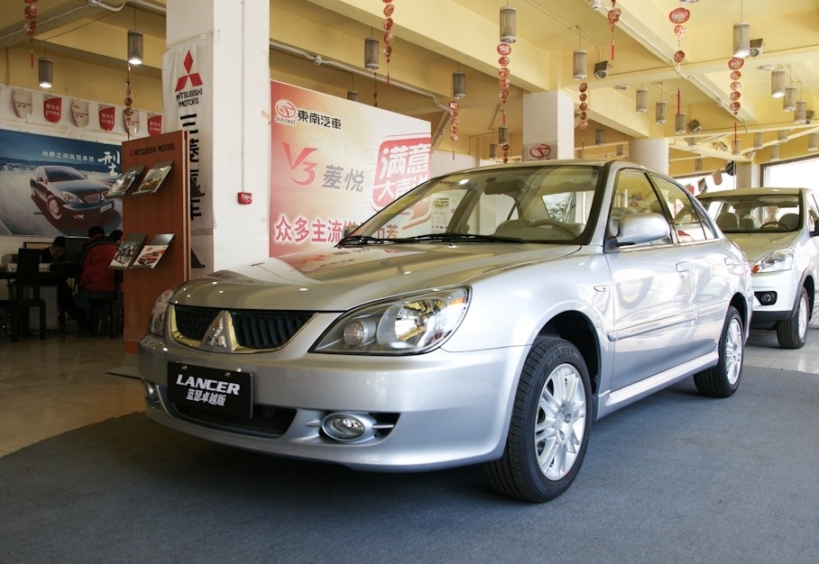  p>三菱蓝瑟是东南汽车推出的三菱车标轿车,属国产车,市场定位在 a