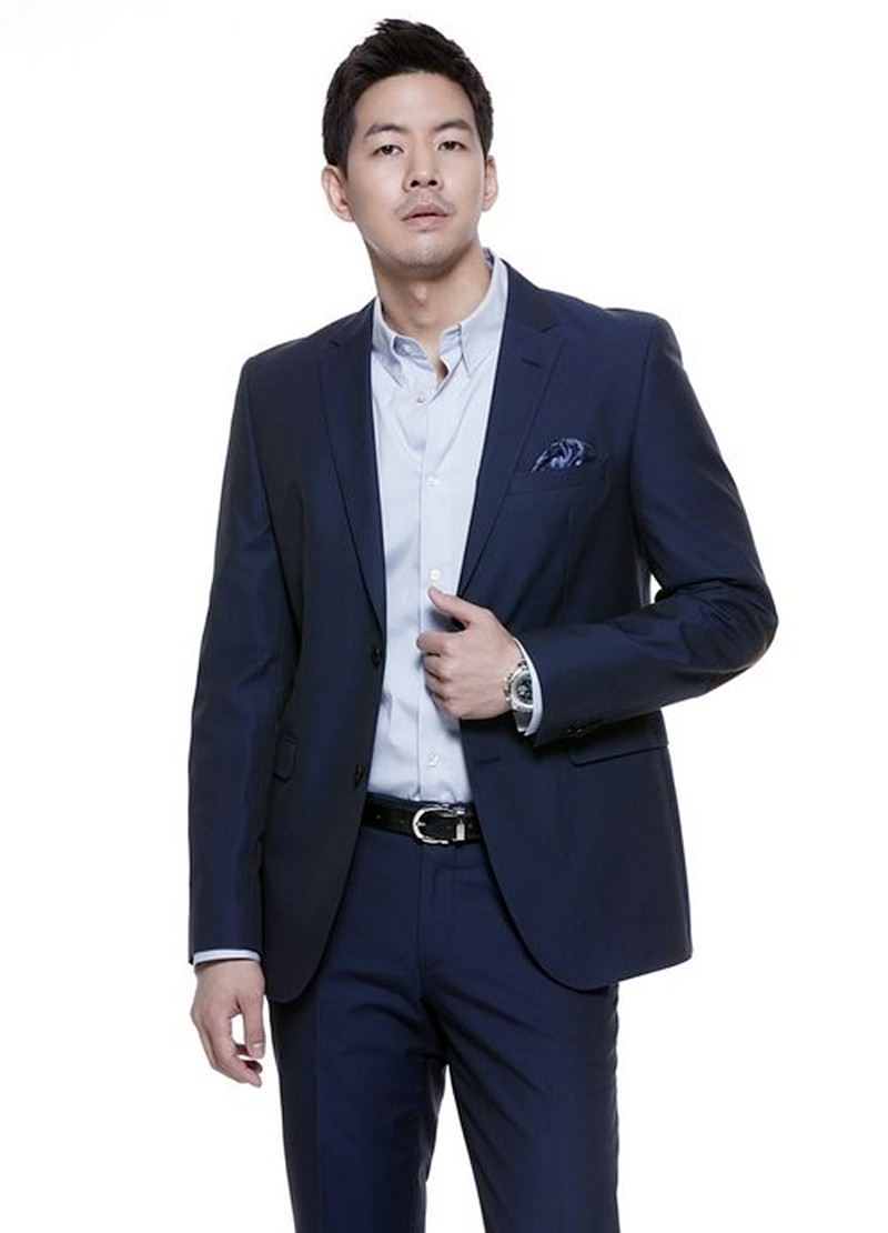  p>李尚允(         ),1981年8月15日出生于韩国首尔,韩国男演员,韩国