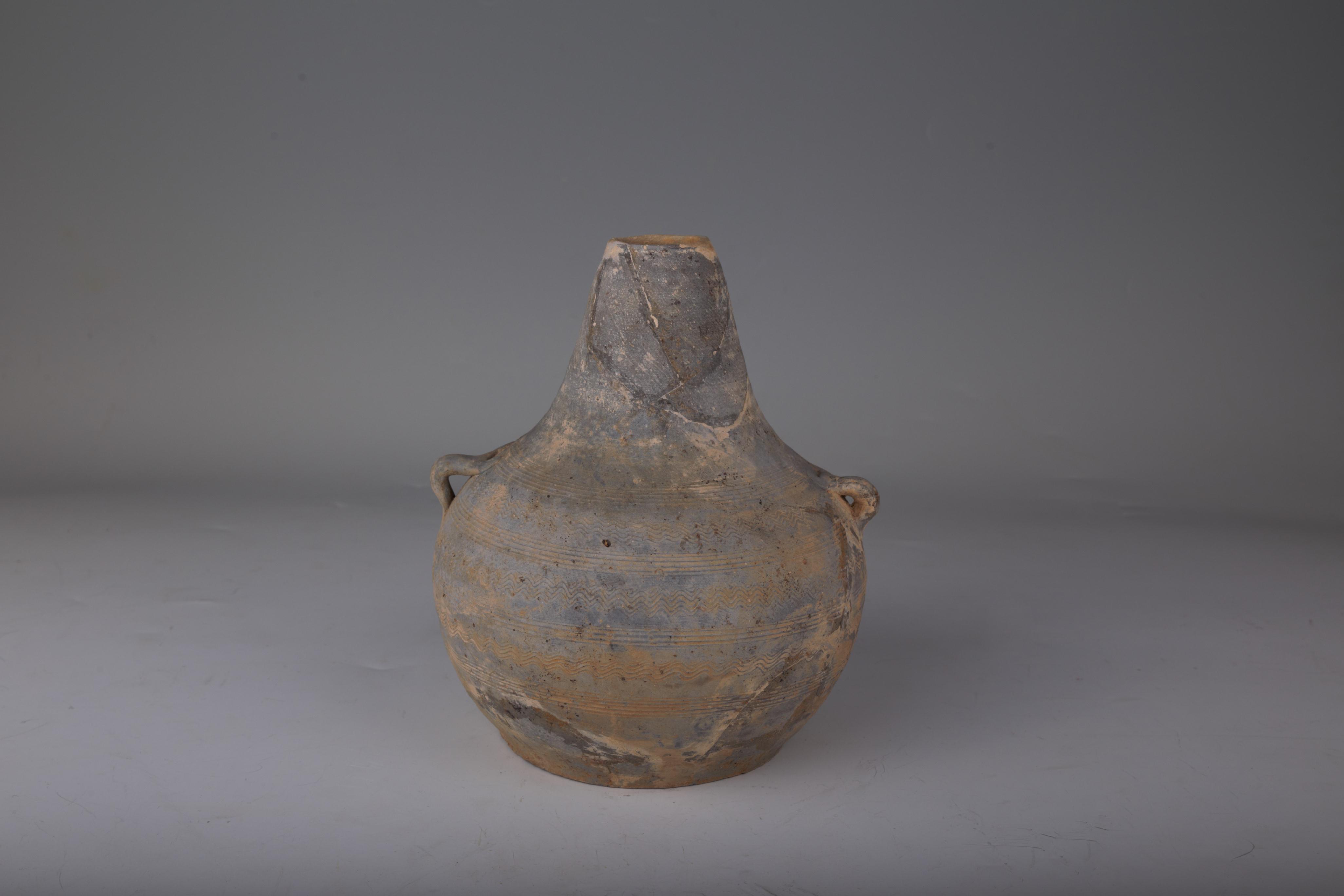  p>西汉原始青瓷弦纹匏壶是一款文物,口径为4.6厘米. /p>