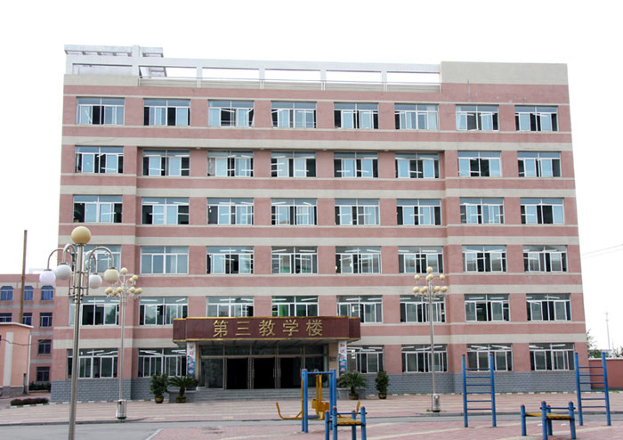 市大东区站前街29号,前身为安东县师范班,创建于1952东港二中校门年