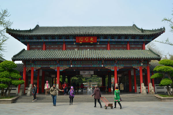 data-lemmaid="2386036">大明湖公园 /a>西南隅,是大明湖公园四门中