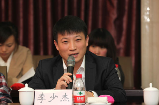  p>李少杰,男,1978年出生,河南锐之旗网络科技有限公司董事长(兼总裁)