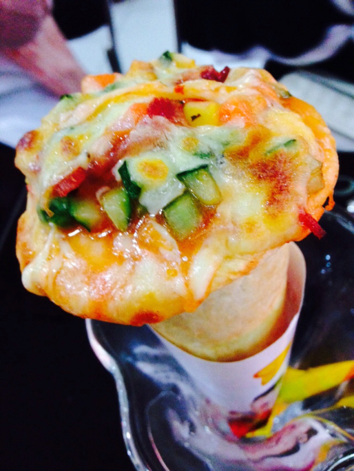 把披萨做成一种走着吃,拿着吃,玩着吃的美味大餐.