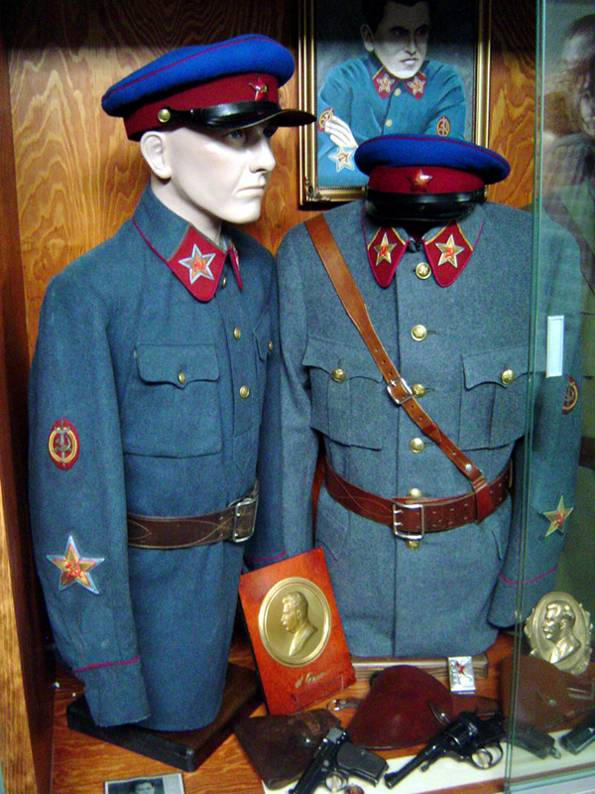 х Дел, narodnyy komissariat vnutrennikh del,缩写为nkvd)是 a