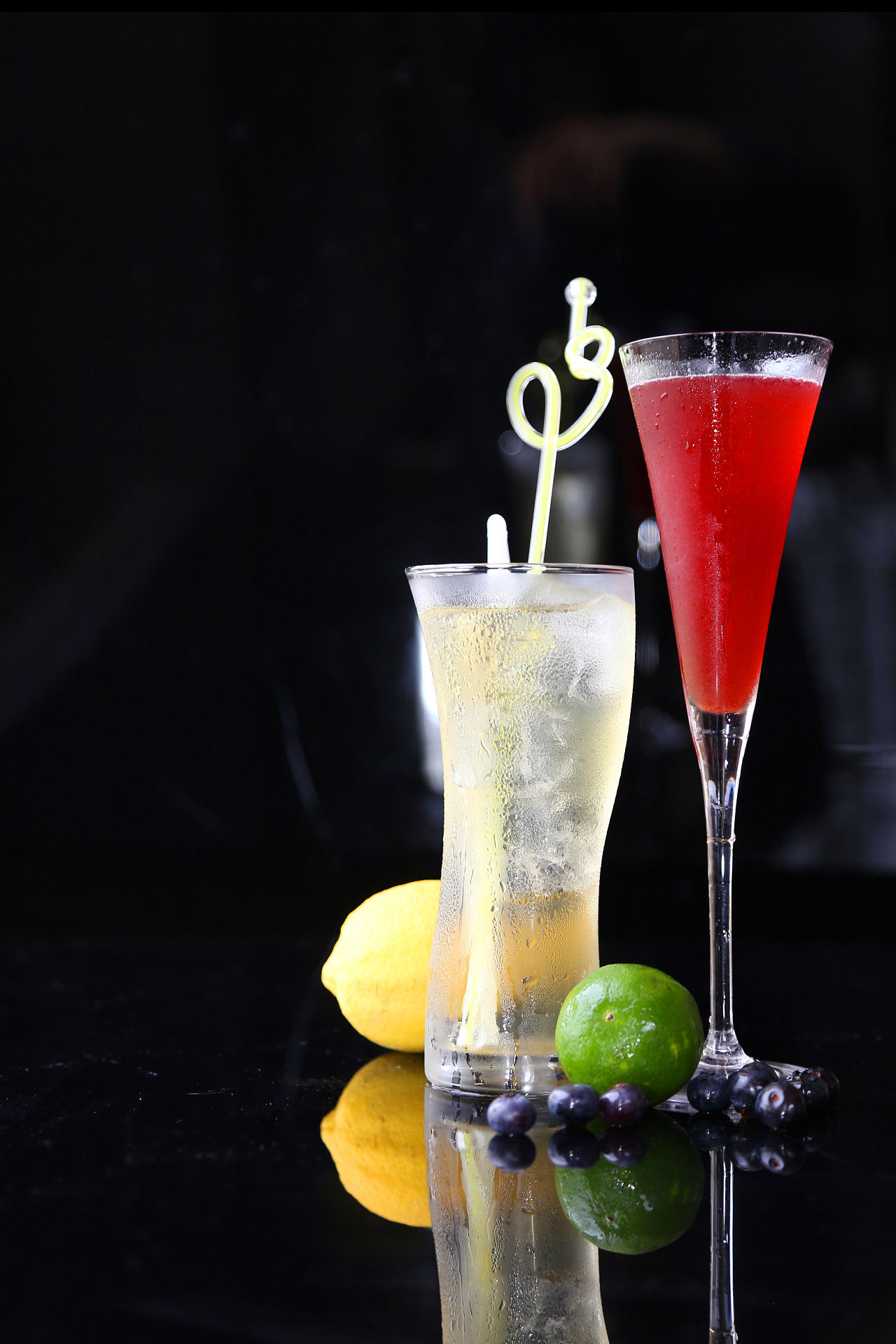 它是以朗姆酒(rum),琴酒(gin),龙舌兰(tequila)伏特加(vodka)威士忌