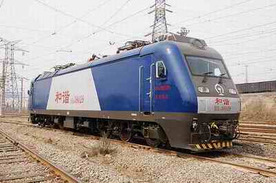  p>电力机车,又称电力火车,是指从供电网(接触网)或供电轨中获取电能