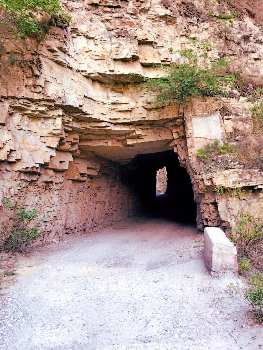  p>永定河峡谷,又称官厅山峡,幽州峡谷,亦即永定河上游河谷,从 a href