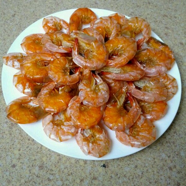  p>微波炉烤虾是一道美食,制作原料主要有对虾,食盐,姜,料酒,小葱.
