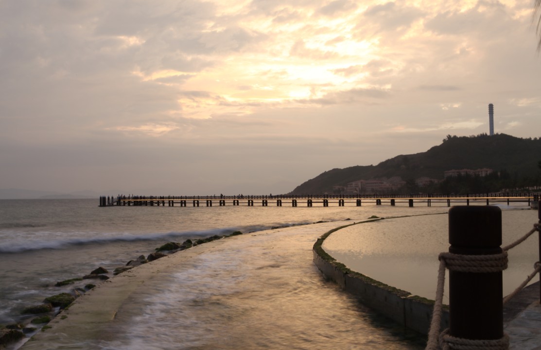 target="_blank" href="/item/清水湾">清水湾 /a>赤岭风景区内,依山