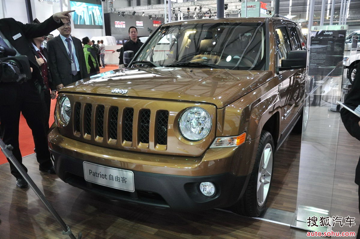  p>自由客指的是jeep品牌旗下一款偏重公路性能的城市型suv,同时也