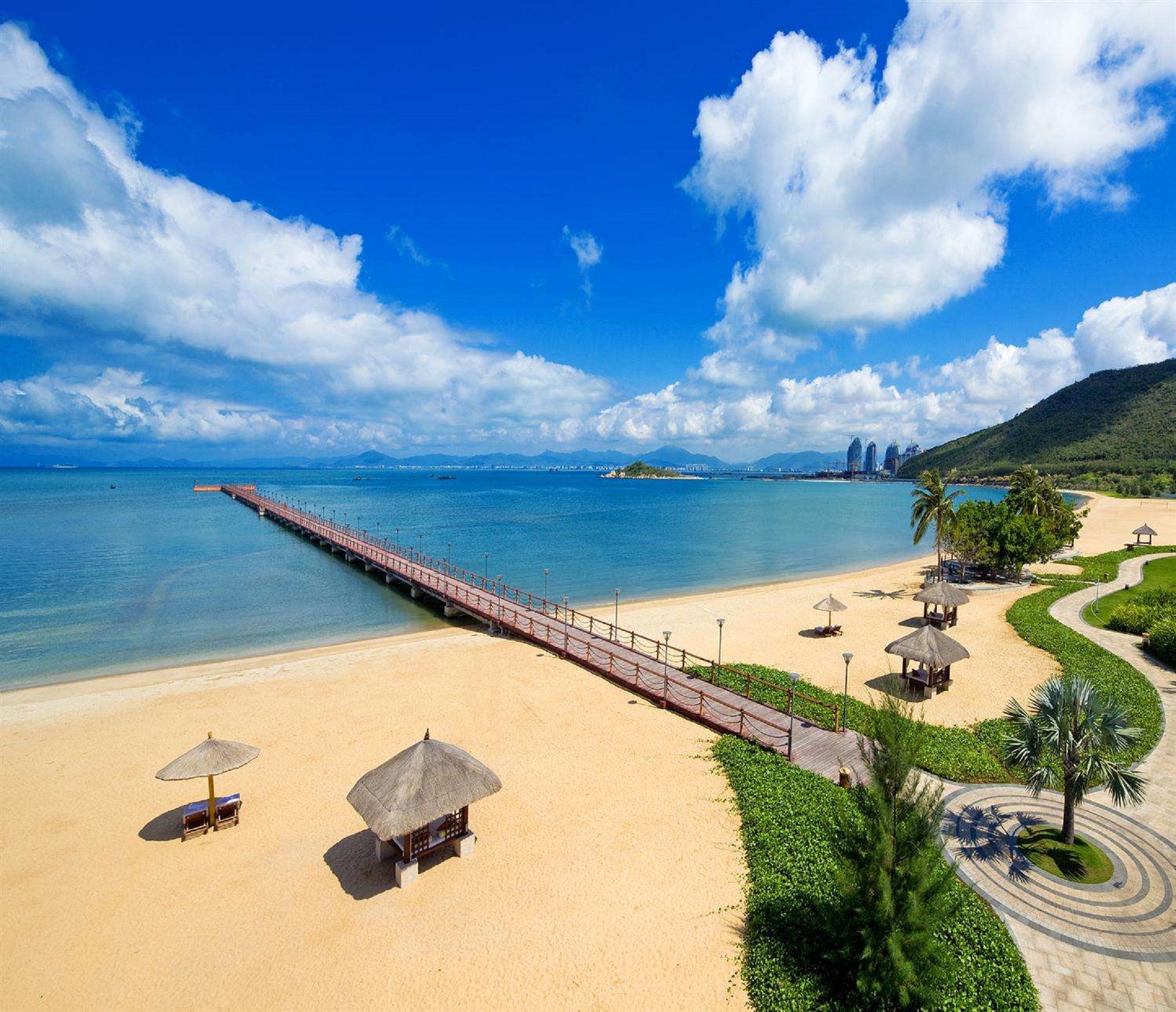  p>大东海位于 a target="_blank" href="/item/三亚市/9374780" data