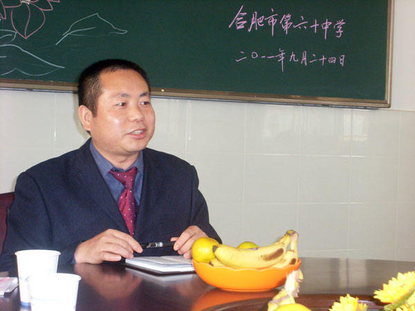 烟墩公社临时利用乡政府宿舍及烟墩小学校舍兴办了东风中学,设有 a