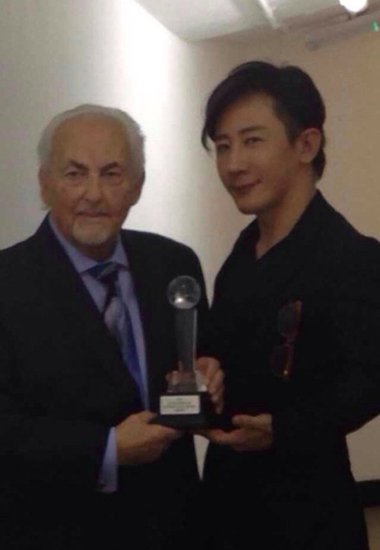  p>大卫·巴格拉斯于50年前表演了一个"any card at any number"的