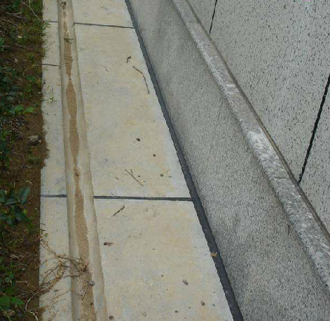  p>明沟是指房屋外墙散水坡以外的不加沟盖板的排水沟.