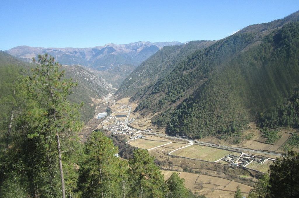  p>山麓,是构成山地三大要素之一,指山坡和周围平地明显的交线或山坡