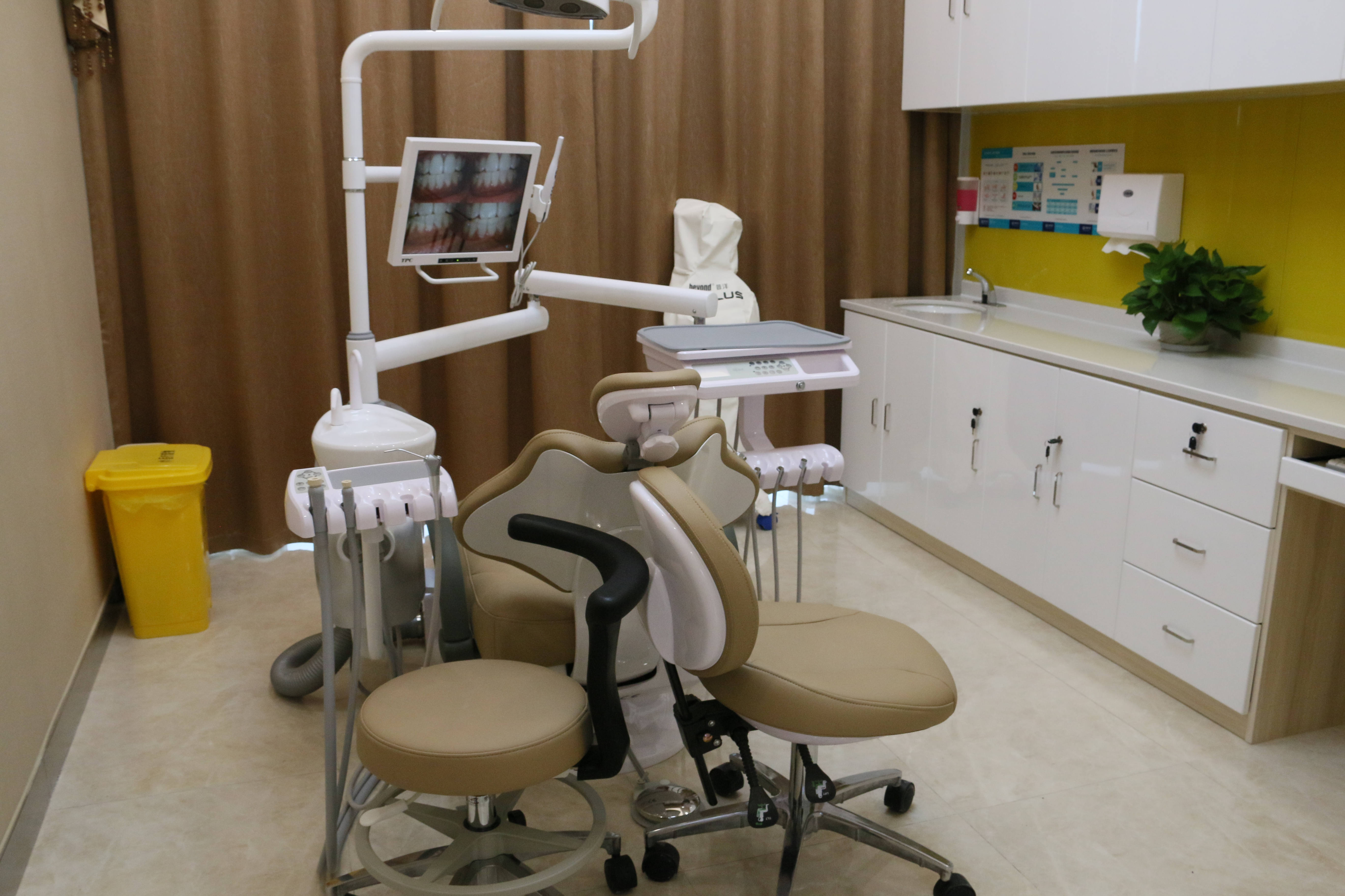 法定代表人陈志松,公司经营范围包括口腔医院投资;医疗器械设备开发