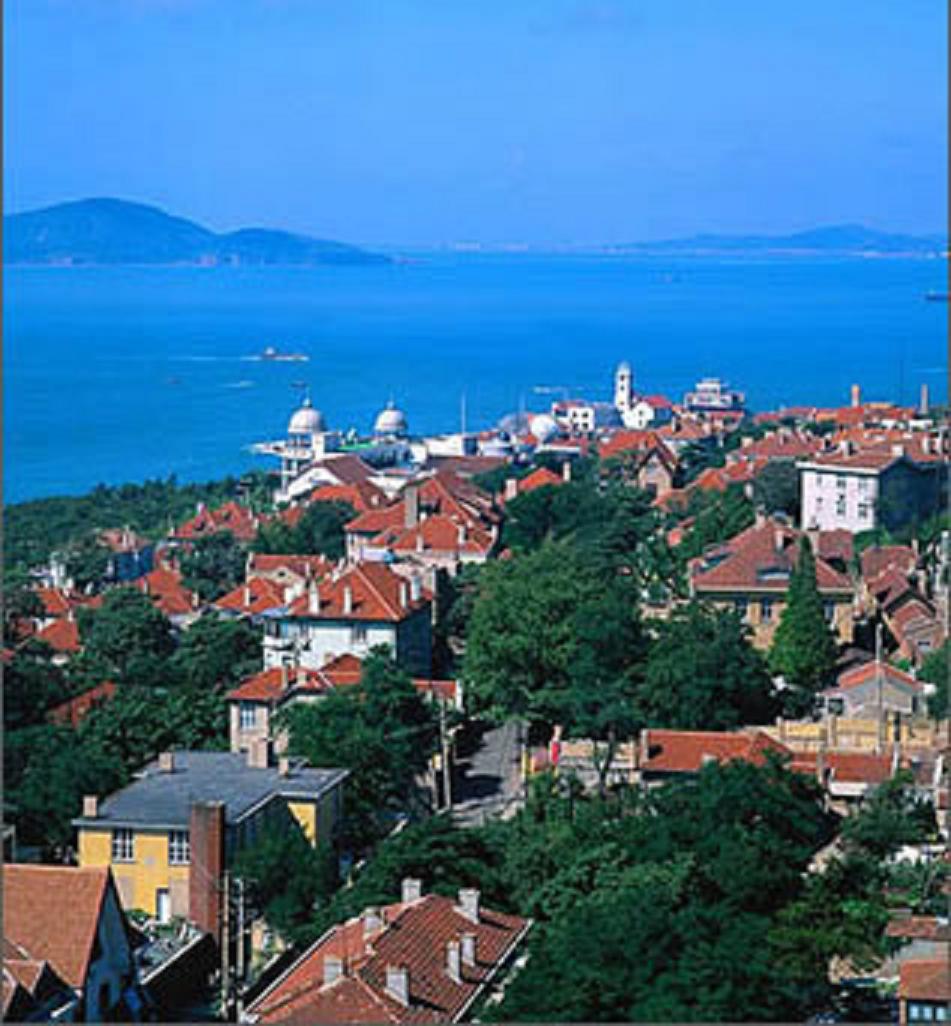  p>爱情角,坐落在风景秀丽的青岛信号山南麓,位于青岛八大关风景区内