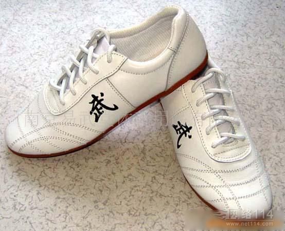 也是现代运动鞋中的一个分支,和摔跤鞋,拳击鞋, a