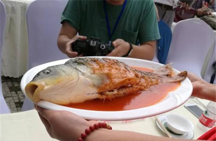  p>活吃鲤鱼是用鲤鱼做成的一道鲁菜.