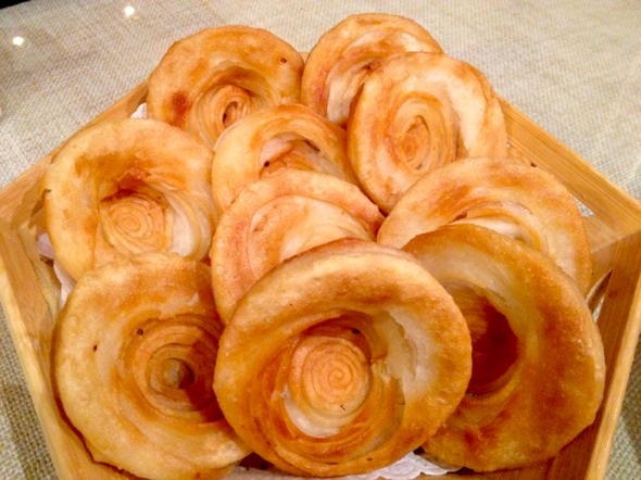  p>油旋黑粉是绥德最有 a target="_blank" href="/item/风味小吃">