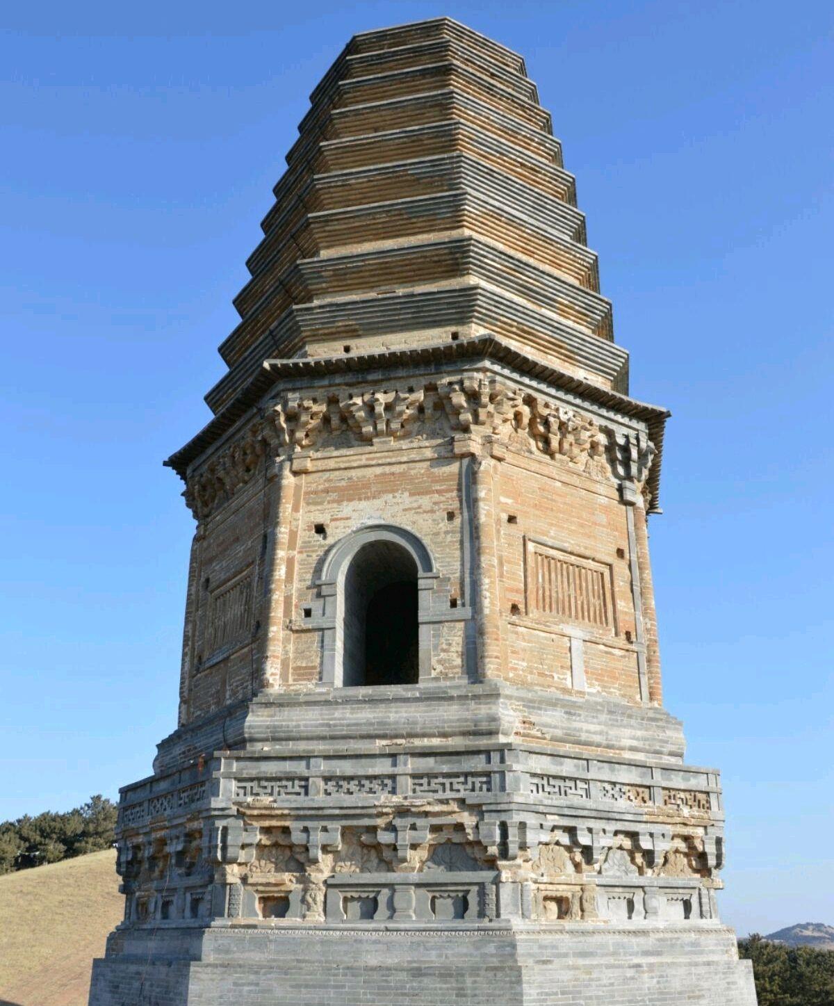 塔山塔,又称为成州塔,成州城塔,当地人亦有称其为红帽子塔,位于辽宁省