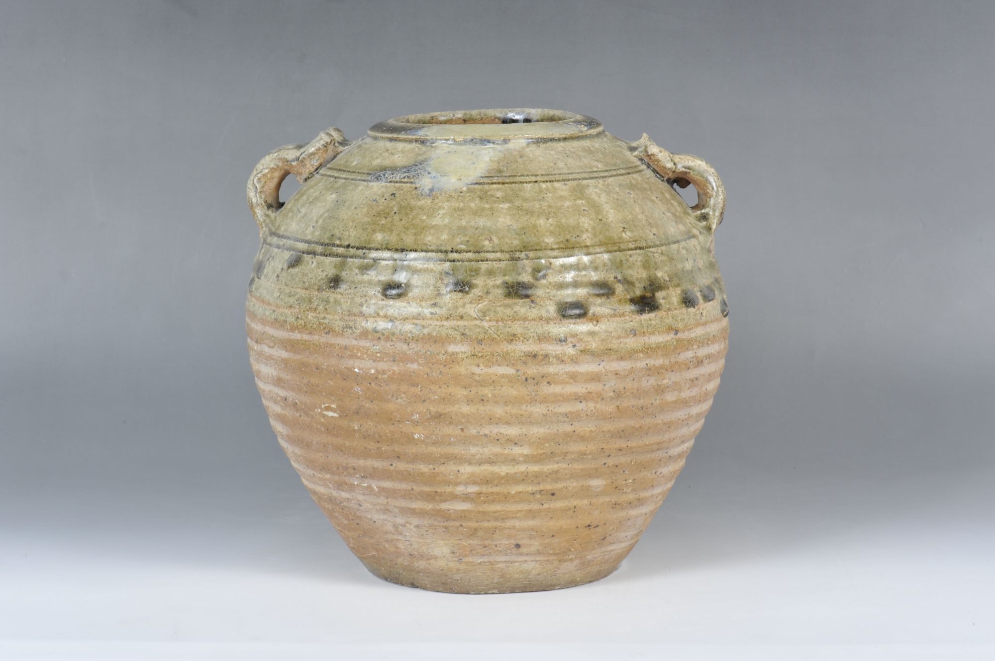 汉代青釉弦纹双耳瓷罐