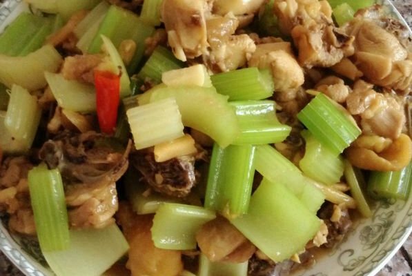  p>西芹炒鸡肉是一道美食,制作原料主要有鸡肉,西芹. /p>